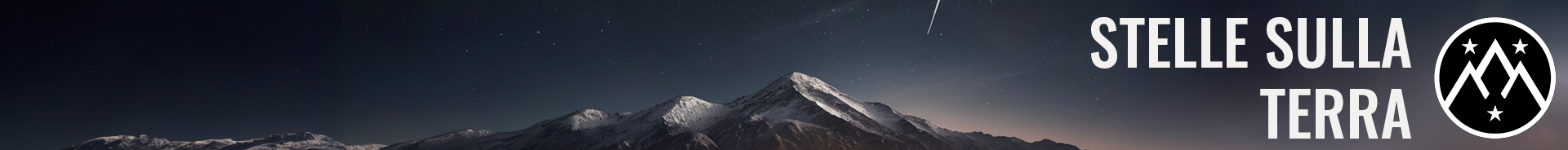 L'immagine  mostra un banner pubblicitario per un'iniziativa chiamata "Stelle sulla Terra". L'immagine è composta da diversi elementi: Una fotografia di una montagna in lontananza: La montagna è illuminata dalla luce della luna e da un cielo stellato. Questo elemento crea un'atmosfera suggestiva e misteriosa. 	Un testo bianco che dice "Stelle sulla Terra": Questo testo è scritto in un carattere maiuscolo sans serif ed è posizionato nella parte superiore dell'immagine. Il testo identifica l'iniziativa e ne cattura l'attenzione dell'osservatore. Un logo bianco con la sagoma di una montagna e una stella: