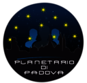 L'immagine mostra il logo del Planetario di Padova, che si trova a Padova, in Italia. Il logo è una silhouette di una città con un cielo stellato sopra. La città è rappresentata da un gruppo di edifici di diverse altezze, che sono disposti in modo irregolare. Il cielo stellato è rappresentato da una serie di punti bianchi e gialli, che sono di diverse dimensioni.