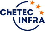 L'immagine mostra il logo di ChETEC-INFRA, un progetto di ricerca finanziato dall'Unione Europea. Il logo è composto da due elementi principali:  Un cerchio blu: Il cerchio blu rappresenta l'universo, che è l'oggetto degli studi di ChETEC-INFRA. Il colore blu è spesso associato al cielo e allo spazio. Le parole "ChETEC-INFRA" scritte in bianco all'interno del cerchio: Queste parole identificano il logo e il progetto di ricerca che rappresenta. Il testo è scritto in un carattere maiuscolo sans serif bianco ed è disposto in modo da formare un arco all'interno del cerchio.